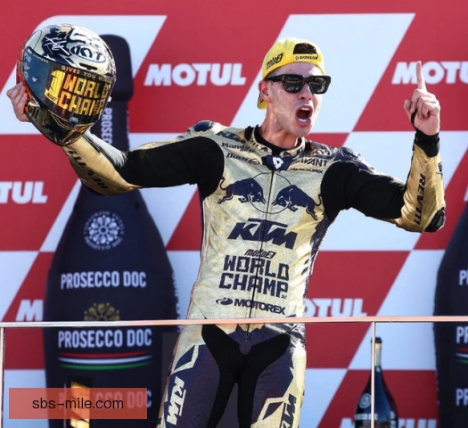 MotoGP瓦伦西亚大奖赛经典防守大战，线路封堵与节奏控制